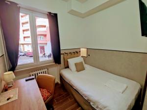 een kleine kamer met een klein bed en een raam bij Posada Verona Hedge in Verona