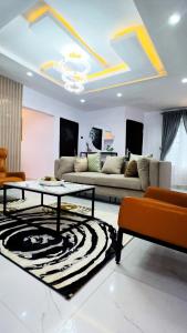 - un salon avec un canapé et une table dans l'établissement 7th Heaven Homes, à Ibadan