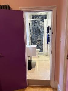 La salle de bains est pourvue d'un lavabo et de toilettes. dans l'établissement Rosie Cosy House Cricklewood, à Londres