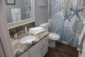Lazy Palm 4 Pools Short Walk To Beach! Sleeps 5!的一间浴室