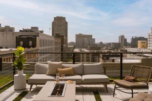 einen Balkon mit einem Sofa und Stadtblick in der Unterkunft Sonder The Heid in Philadelphia