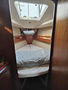 Un pat sau paturi într-o cameră la Abombordo