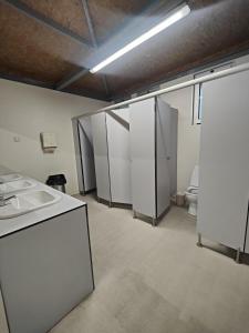 um quarto vazio com armários brancos e um WC em Abombordo em Lisboa