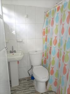 ein Bad mit einem WC und einem Waschbecken in der Unterkunft Departamento CUARTITO MODESTO DEL PRECIOSO in Martínez de La Torre