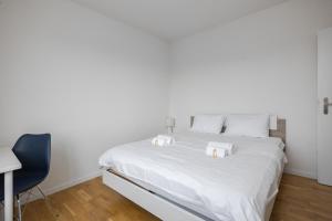 Una cama o camas en una habitación de Downtown Dream 3,5BR with Balcony and Style BA42