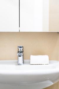 un lavabo en el baño con una toalla. en Luxury Penthouse - Augarten, en Viena