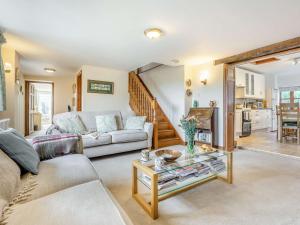 uma sala de estar com um sofá e uma mesa em 3 bed in Carisbrooke IC037 em Newport