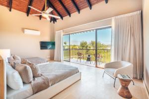 - une chambre avec un lit et un balcon dans l'établissement Amazing villa at Green Village ABB, à Punta Cana