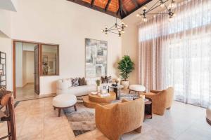 - un salon avec un canapé et des chaises dans l'établissement Amazing villa at Green Village ABB, à Punta Cana