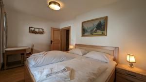 Postel nebo postele na pokoji v ubytování Chalet Apartments Ferius inklusive Jokercard im Sommer