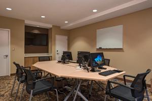 een vergaderzaal met een tafel met twee computers erop bij TownePlace Suites by Marriott Columbia in Columbia