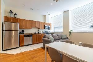 A cozinha ou cozinha compacta de Homely Loft #5 with AC, Downtown