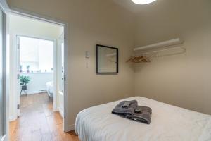 Cama ou camas em um quarto em Homely Loft #5 with AC, Downtown
