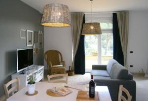ein Wohnzimmer mit einem Sofa und einem Tisch in der Unterkunft Casa Vacanze Verdoliva in San Miniato