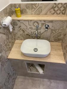 een badkamer met een witte wastafel in een aanrecht bij I Parienti Ra Zita in Ragusa