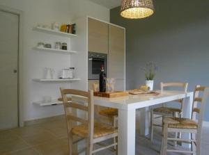 une salle à manger avec une table et des chaises blanches dans l'établissement Casa Vacanze Verdoliva, à San Miniato