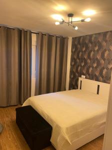 a bedroom with a white bed and a window at Apartamento Alma Verde in Vinarós
