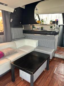 ein Wohnzimmer mit einem Sofa und einem Tisch in der Unterkunft R'paradise in Cap d'Agde