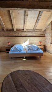 Een bed of bedden in een kamer bij Ovronnaz Oasis