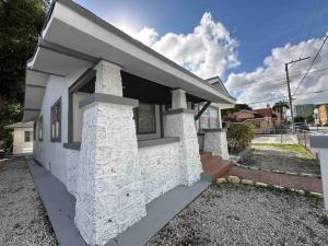 uma casa de tijolos brancos com apfalésia em Cozy 4Bed Home in Calle 8 Miami em Miami