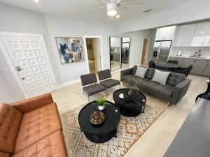 uma sala de estar com um sofá e uma mesa em Cozy 4Bed Home in Calle 8 Miami em Miami