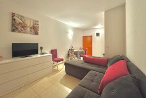 uma sala de estar com um sofá e uma televisão de ecrã plano em Friends 2 Apartments em Risan