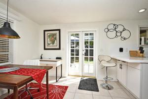 uma cozinha com uma mesa e uma sala de jantar em Quaint Winter Park East End Home em Orlando