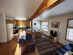uma sala de estar com um sofá e uma mesa em Beartooth_Montana_Getaway em Red Lodge
