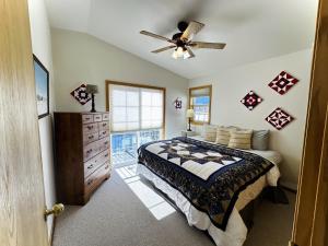 - une chambre avec un lit et un ventilateur de plafond dans l'établissement Beartooth_Montana_Getaway, à Red Lodge