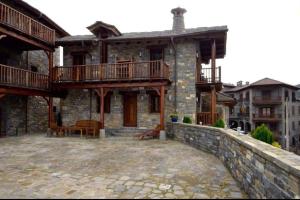 Casa de piedra grande con balcón y patio en One bedroom property with private pool sauna and terrace at Boltana, en Boltaña
