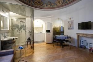 uma sala de estar com uma mesa e uma cozinha em Il cielo in una stanza em Bérgamo