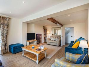 sala de estar con sofá azul y mesa en 5 Bed in Southrepps 87444 en Northrepps