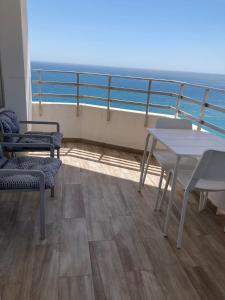 d'un balcon avec des tables et des chaises donnant sur l'océan. dans l'établissement Club Maritimo at Ronda III, à Fuengirola
