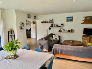 推博登的住宿－Ker Moumousse，客厅配有沙发和桌子