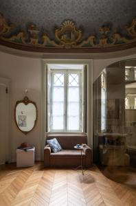 uma sala de estar com um sofá e uma janela em Il cielo in una stanza em Bérgamo