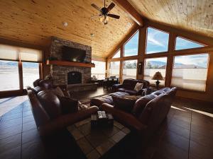 a living room with leather furniture and a fireplace at Pine Ridge Paradise in Red Lodge