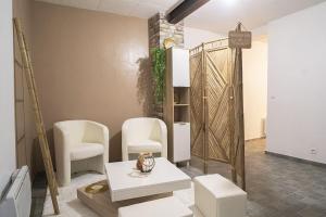 Habitación con 2 sillas, mesa y puerta en Wellness & Comfort with Indoor Sauna - Close to Olympic Games en Saint-Ouen