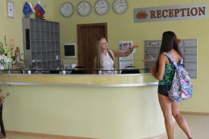 Zwei Frauen stehen vor einem Empfangstresen in der Unterkunft Семеен Хотел Идън in Sweti Wlas + 85 Fotos
