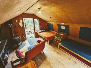 an overhead view of a room in a tiny house at Aux Berges du lac Castor in Saint-Paulin