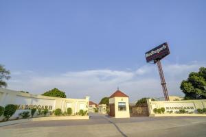 una señal de calle frente a un edificio en Palette - Madhogarh, en Jaipur