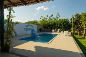 una piscina con mesa y sillas en un patio en Recanto Tauane Liz en Jequié