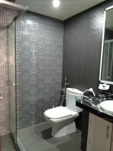 a bathroom with a toilet and a sink at Appartement Islane Agadir avec piscine in Agadir