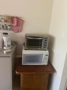 a microwave oven sitting on top of a table at Cacao Luxury Suite in Coronado in Chame