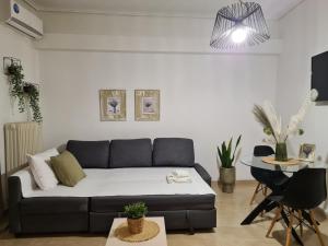 - un salon avec un canapé et une table dans l'établissement Apartment in the heart of the city 3A, à Larissa