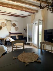 ein Wohnzimmer mit einem Tisch und einem Sofa in der Unterkunft El Mirador de Benialfaqui, apartamento Els Olivers 