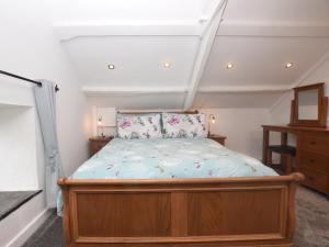 Postel nebo postele na pokoji v ubytování 1 Bed in Narberth 72863 + 8 fotografií