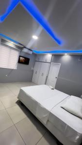 1 dormitorio con 1 cama grande y techo azul en Hotel KP en Portoviejo