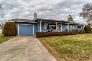 una casa azul con garaje azul en Pendleton House - 2 King Beds/EV charger, en Walla Walla