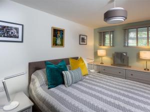 um quarto com uma cama com almofadas coloridas em 2 Bed in Brecon Town BN140 em Brecon