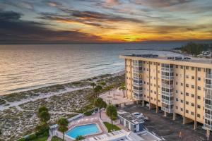 uma vista aérea de um hotel e da praia ao pôr do sol em San Marco 5th Floor with Private Beach em Venice